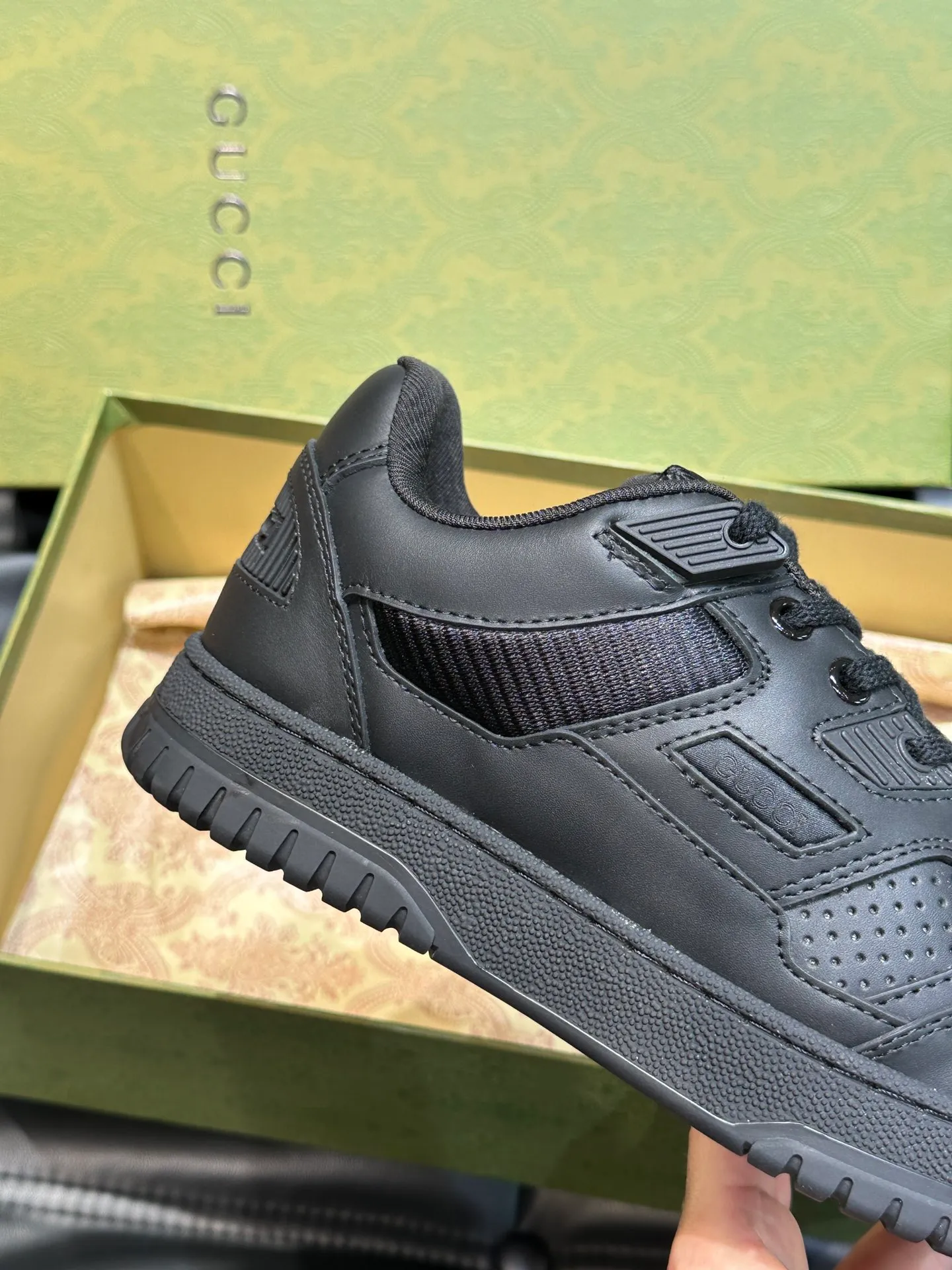 Men's shoes 💰p540 "GUCC*" New couple 👫 distressed effect sneakers, this low-top sneaker adopts a basketball-style silhouette design, cleverly integrated with hollow panels and distressed effects, showing its unique ingenuity. The ingenuity incorporates brand logo details such as interlocking Double G styling accessories and Gucci lettering, a low-key tribute to the brand's design heritage. A rubber non-slip outsole, inlays and embossed sole give the entire design a contemporary feel. Size: Female 35-39, Male 38-44